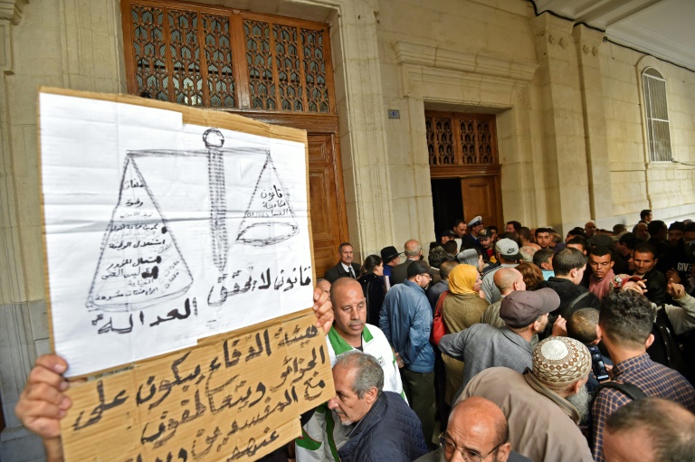 أحكام قاسية منتظرة الثلاثاء بحق مسؤولين جزائريين متهمين بالفساد