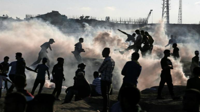 اصابة عشرات الفلسطينيين بنيران الجيش الاسرائيلي في مواجهات قرب حدود غزة