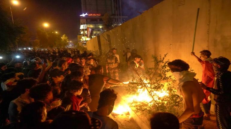 مقتل ثلاثة متظاهرين بالرصاص أمام القنصلة الإيرانية في كربلاء (مصادر طبية)