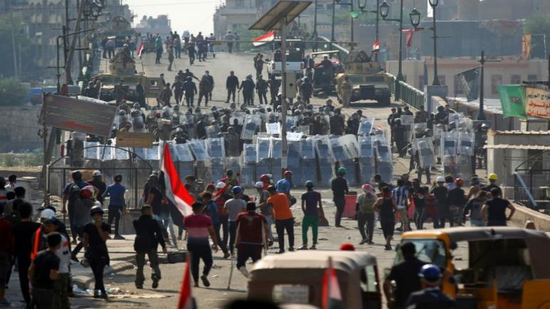 القوات العراقية تستعيد ثلاثة جسور من المتظاهرين في بغداد