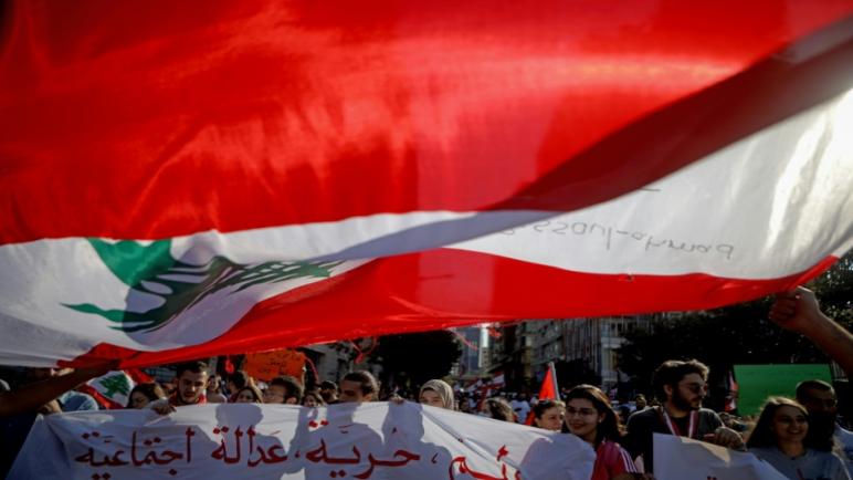 مصارف ومدارس مغلقة في لبنان ومتظاهرون منعوا موظفين من الالتحاق بعملهم